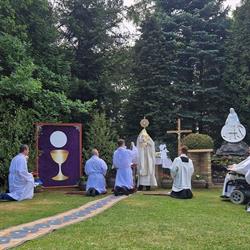 Parafia pw. Matki Boskiej Królowej Polski i Św. Franciszka z Asyżu, Jelenia Góra godziny otwarcia