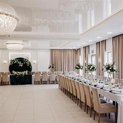 Crystal Restaurant, Kozły godziny otwarcia