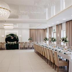 Crystal Restaurant, Kozły godziny otwarcia