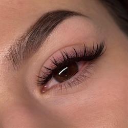 Claris - Stylizacja rzęs i brwi Justyna Herba, Lwówek Śląski godziny otwarcia