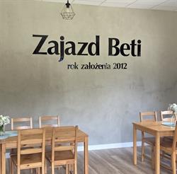 Zajazd Beti, Pólko godziny otwarcia