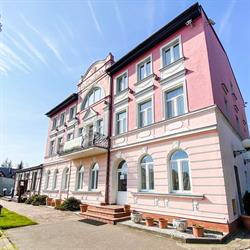 Villa Astoria, Chłopy godziny otwarcia