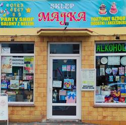 Sklep spożywczy "Majka", Koło godziny otwarcia